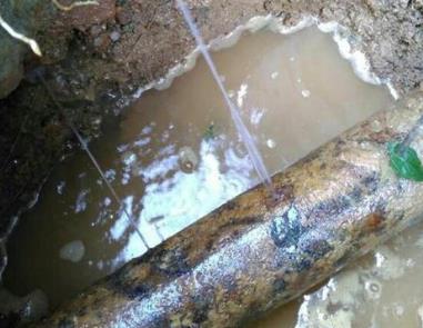 鼎湖楼顶渗水维修公司分享下地暖漏水的原因及检测方法。